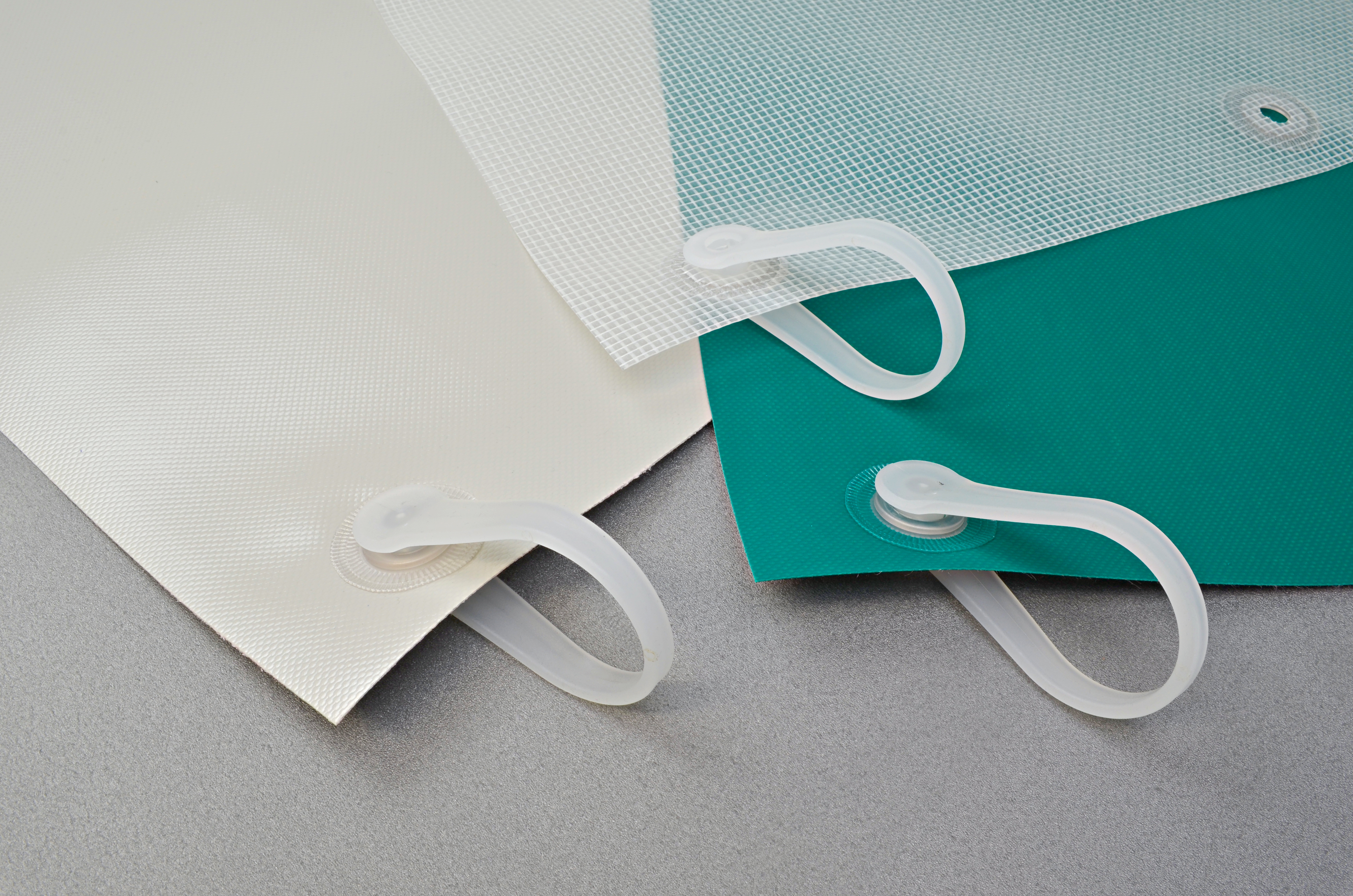 Kunststoffösen zusätzlich angebracht