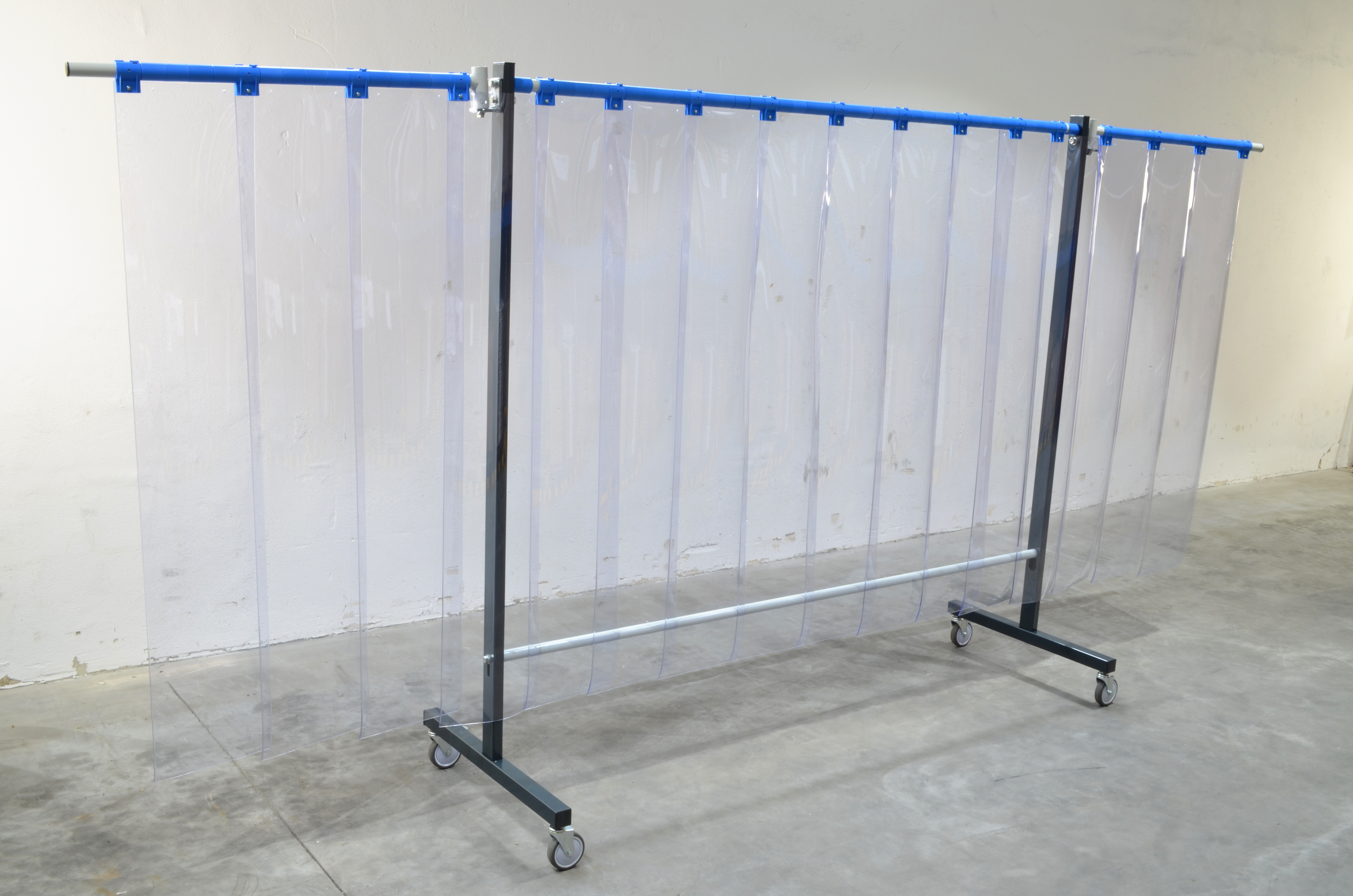 SST6 Schutzwand mit Schwenkarm, 2 x 3,9 m, PVC-Lamellen 300 x 2 x 1600 mm, klar